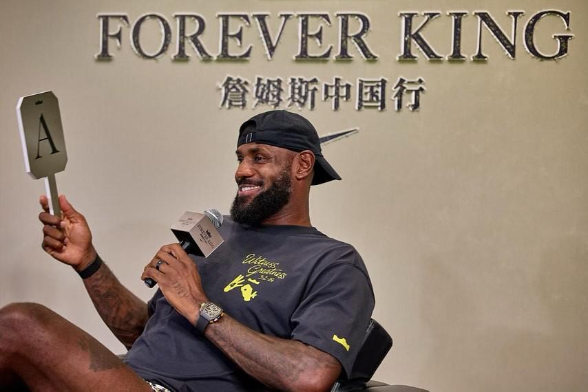 咪咕体育直播app下载-詹姆斯晒成都行活动图集：成都在我心中永远有特别的位置，国王爱你